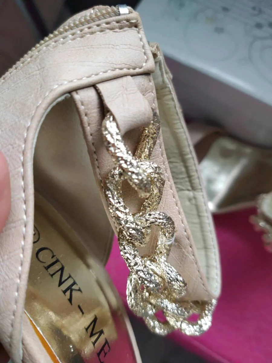 Beige heels with Gold chains size 39 - Image 3