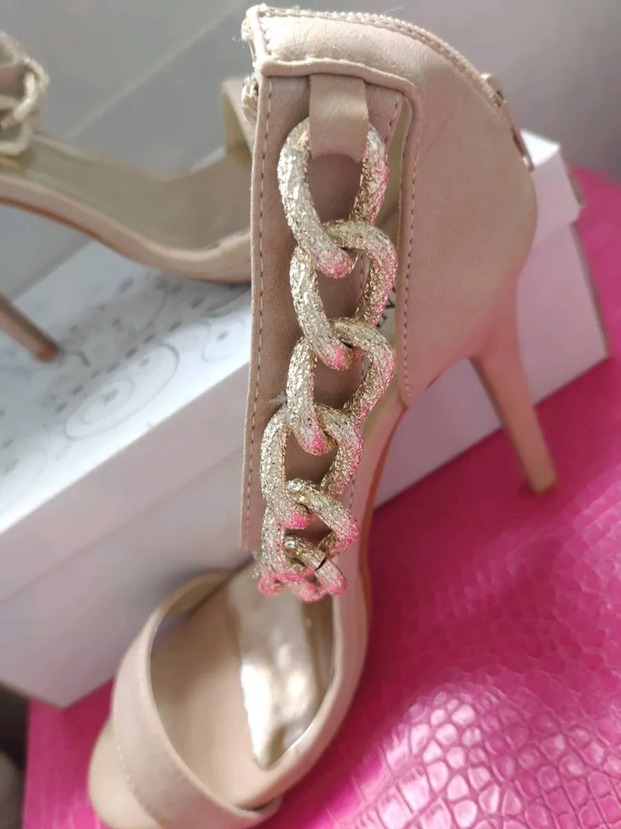 Beige heels with Gold chains size 39 - Image 4