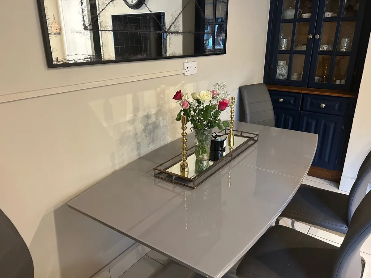 Table and chairs - Image 1