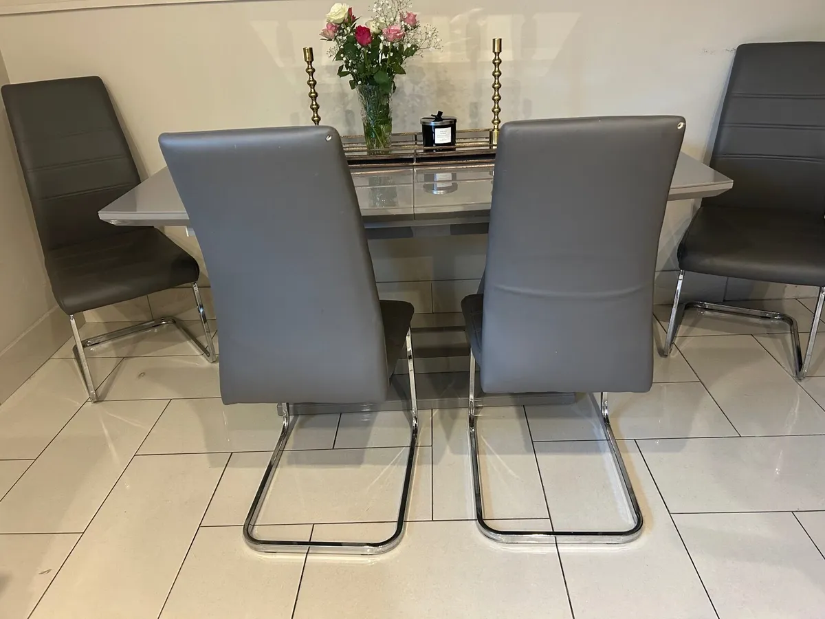 Table and chairs - Image 2