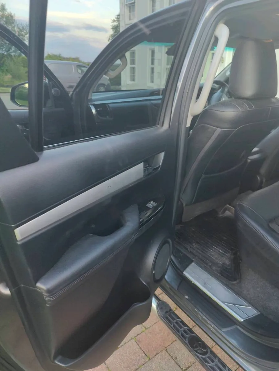 Toyota Hilux invincible X - Image 2