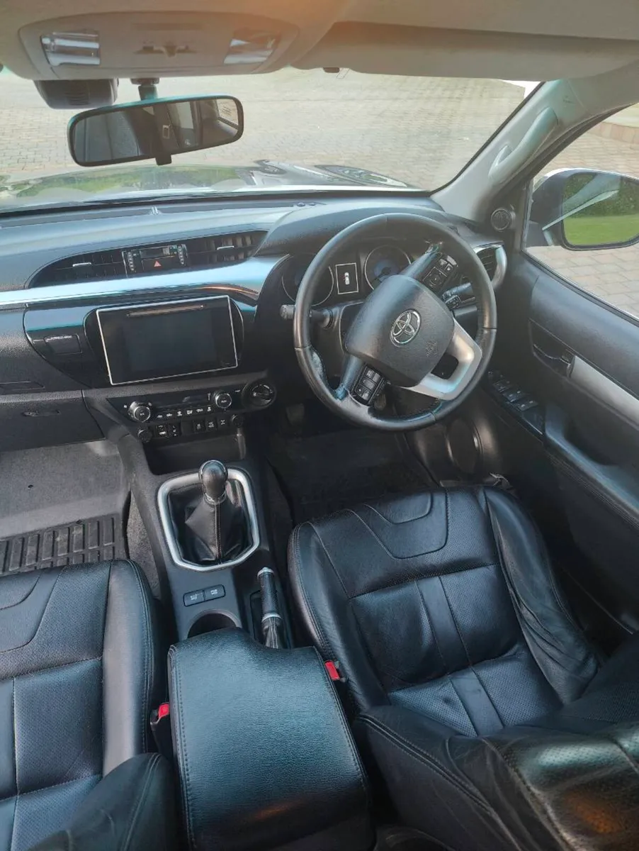 Toyota Hilux invincible X - Image 3