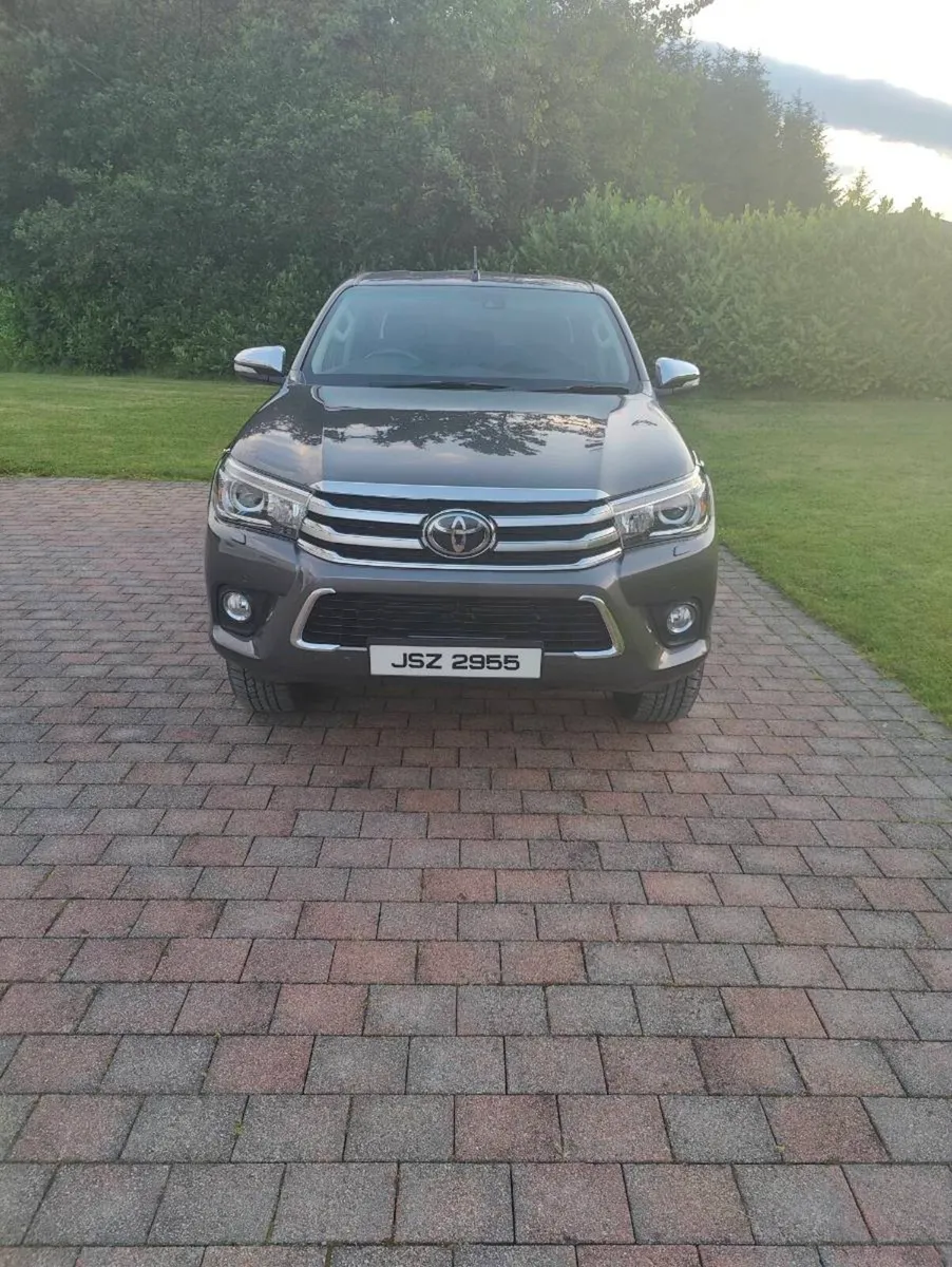 Toyota Hilux invincible X - Image 4