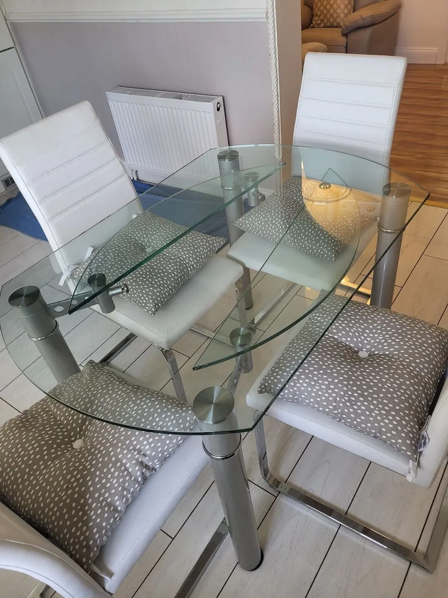 Kitchen table and chairs - Image 2