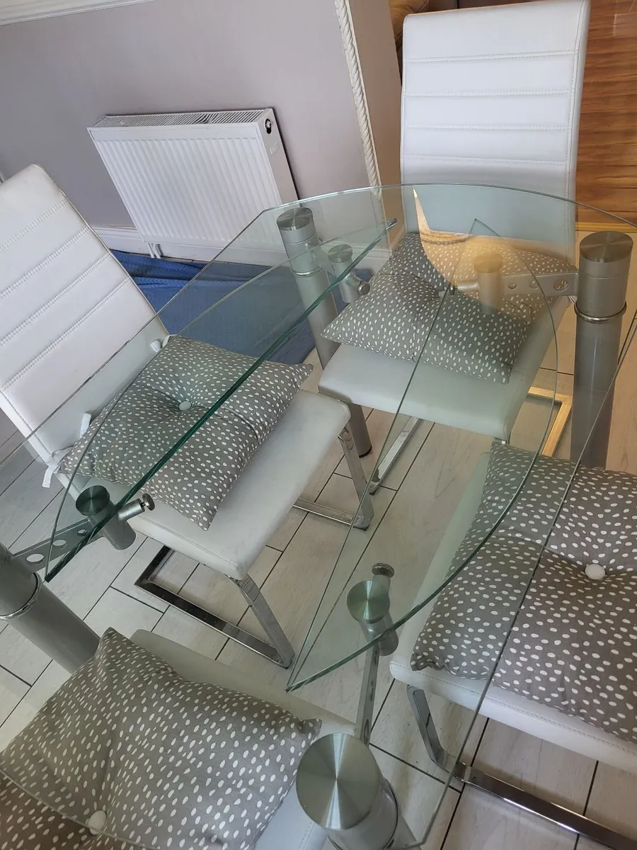 Kitchen table and chairs - Image 3