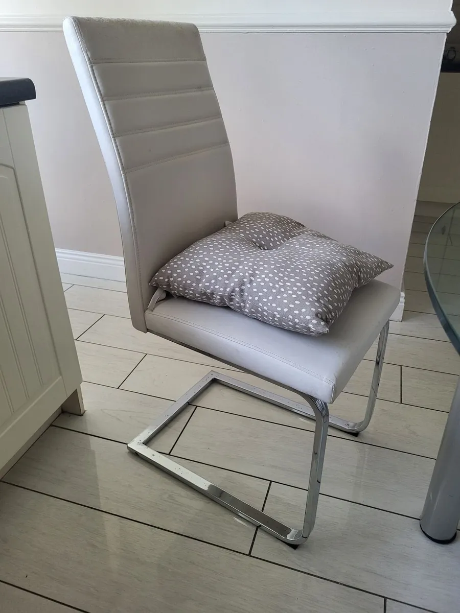 Kitchen table and chairs - Image 4