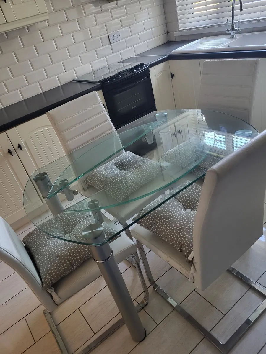 Kitchen table and chairs - Image 1