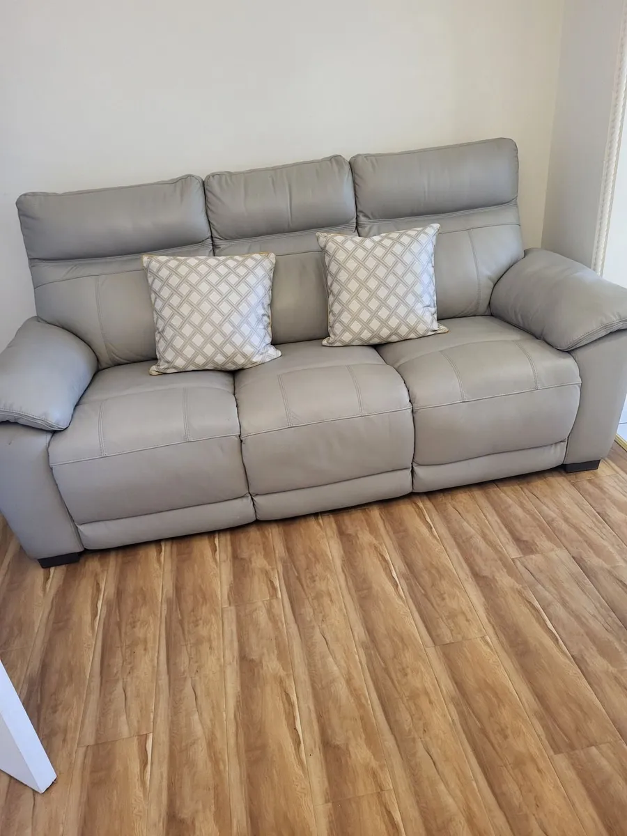 3 piece leather sofa - Image 1