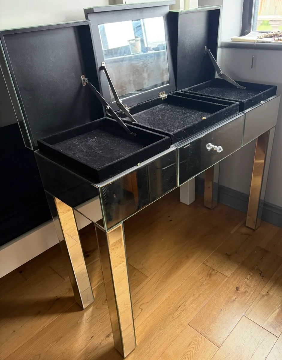 Mirrored dressing table - Image 1