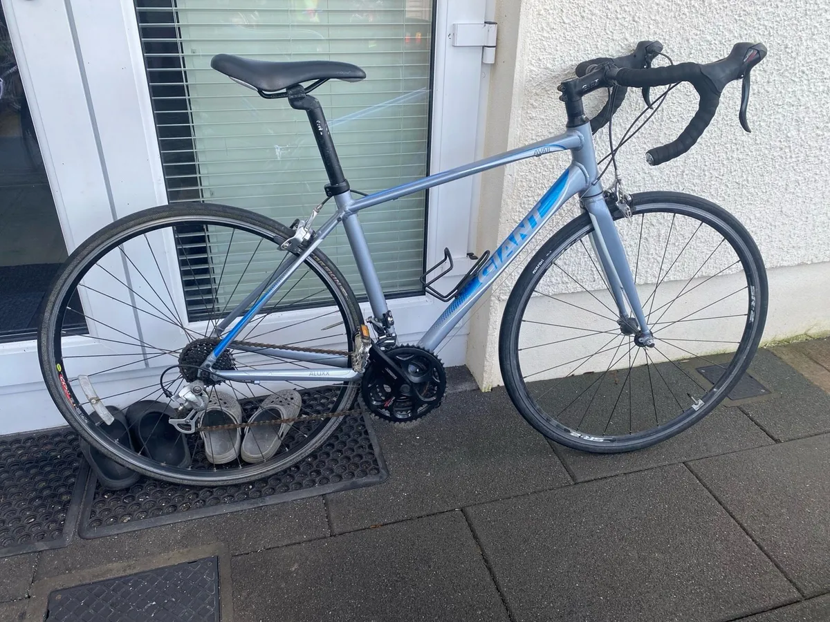 Giant Avail 700x25c wheels 24 speed 18.5 inch - Image 1