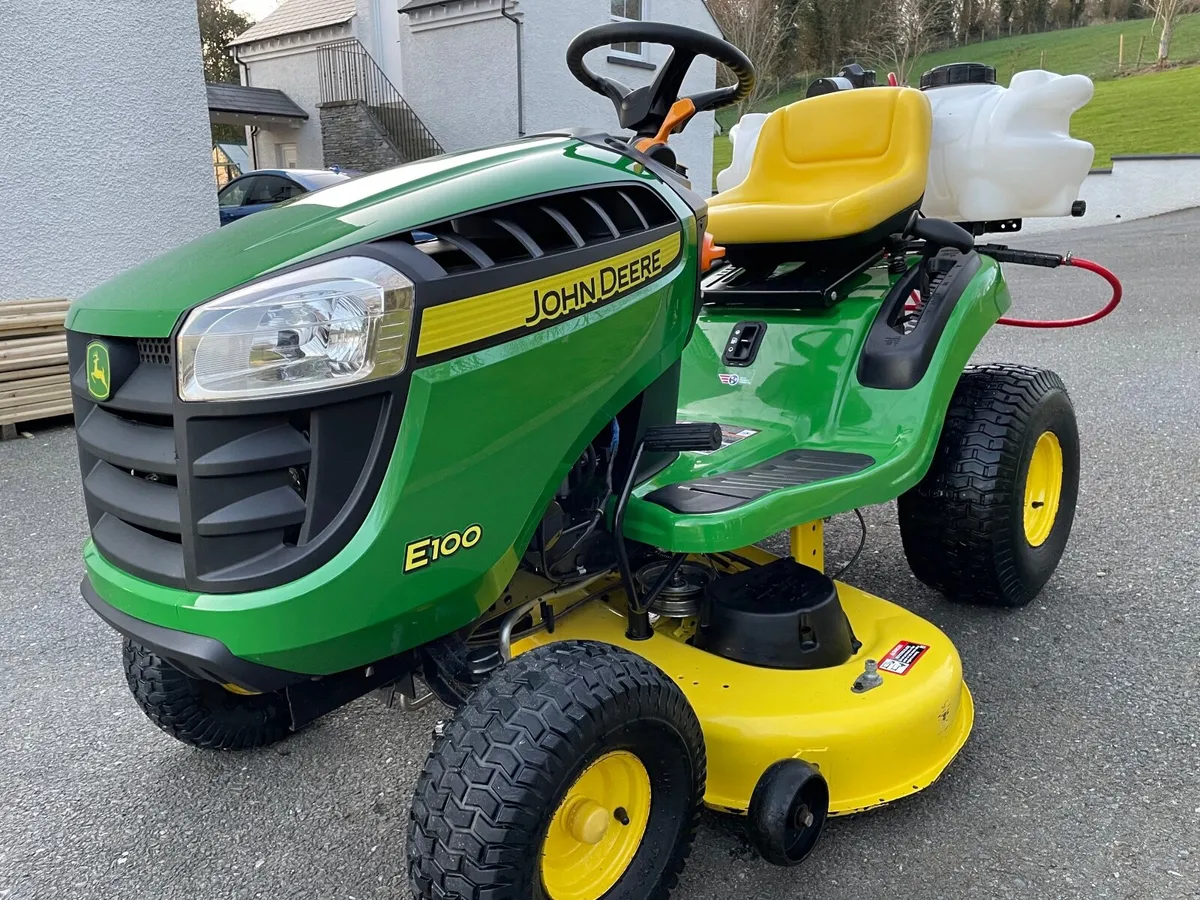John Deere E100 Ride on Mower - Image 1