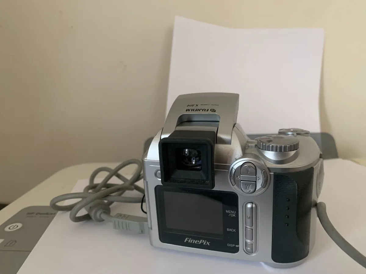 Fujifilm FinePix S304 Digital Camera + 64MB Memory - Image 2