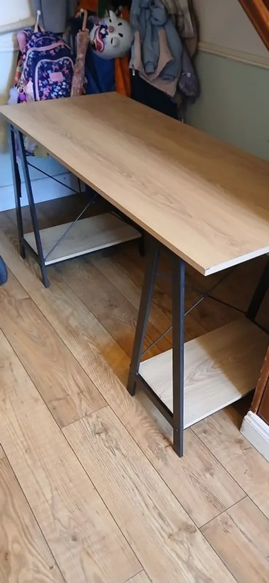 Desk (like brand new)