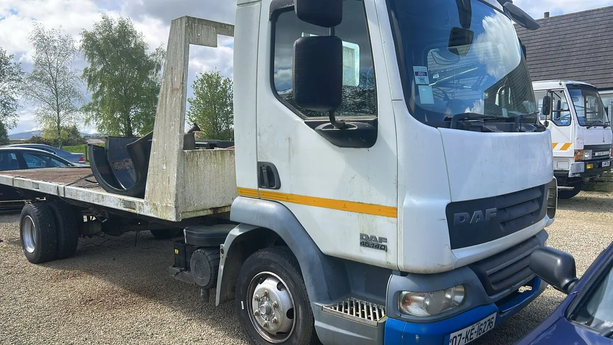 Recovery truck - Image 2