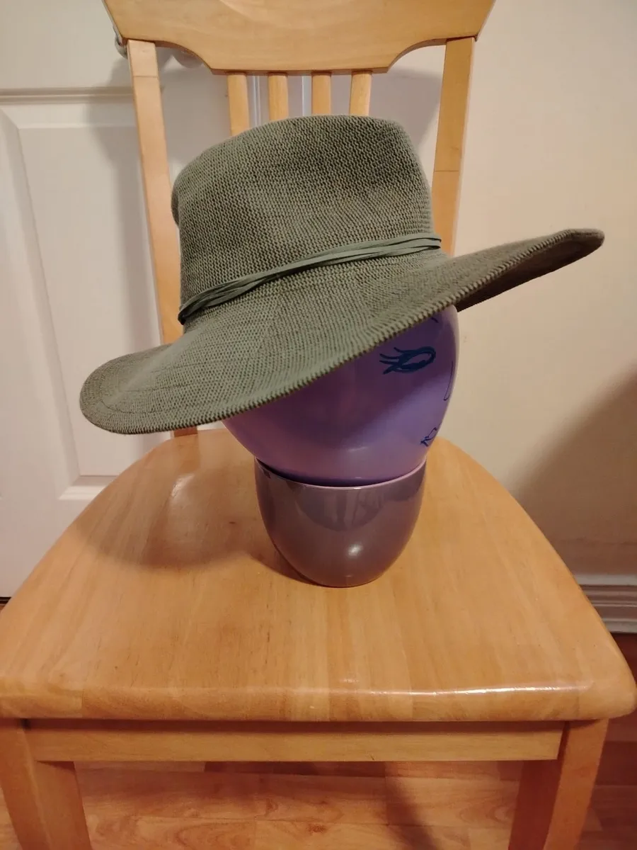 Woman hat Khaki colour Size S New. In Cobh - Image 2