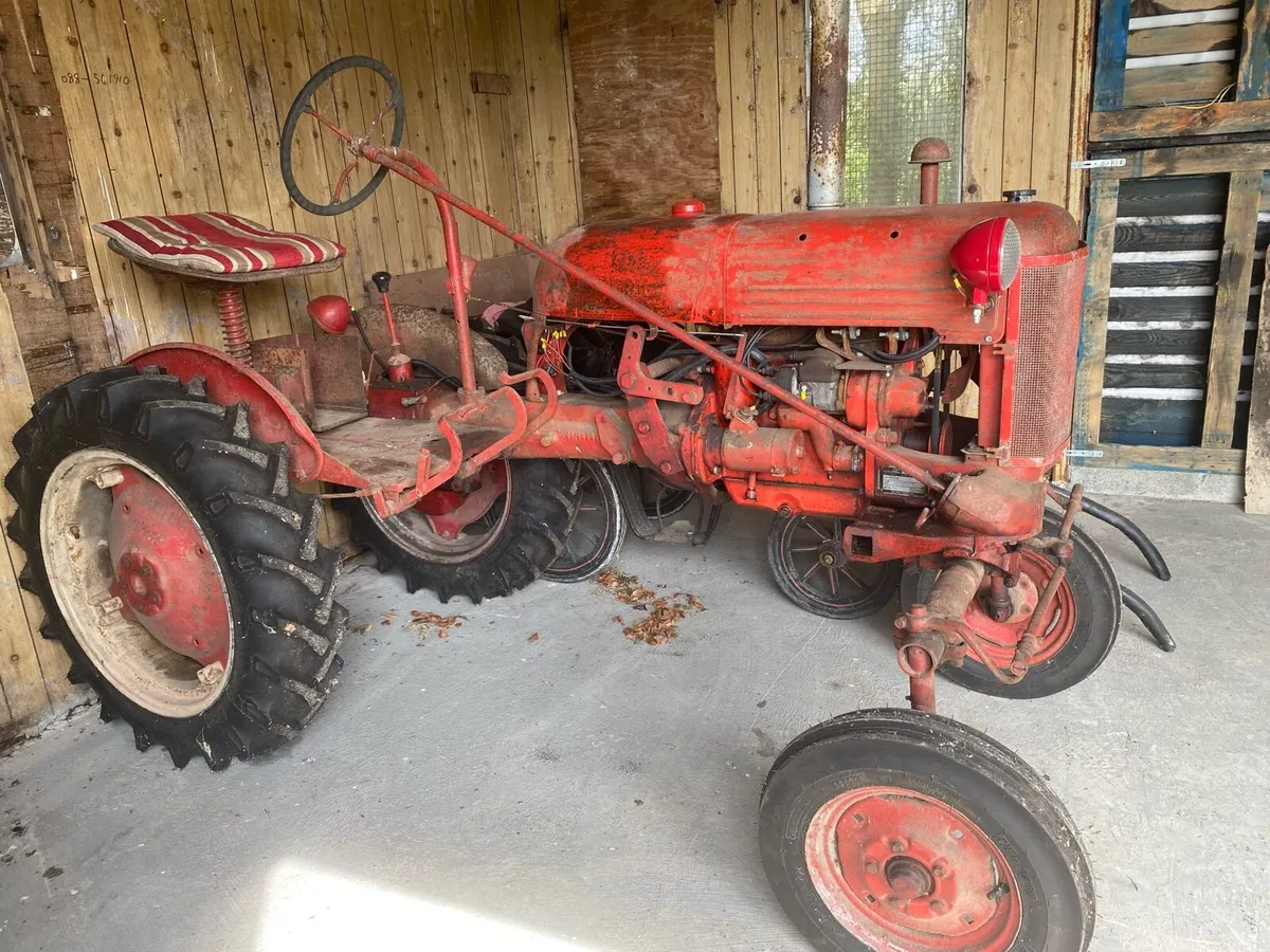 Farmall Cub International Tractor - Image 3