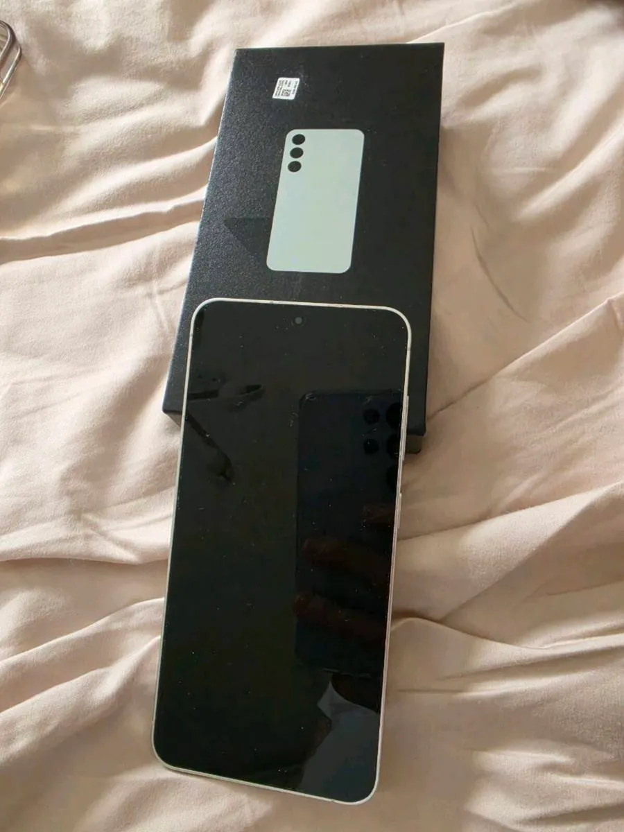 Samsung S24 - Image 1