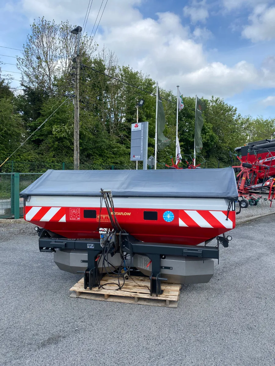 Fertiliser spreader - Image 1