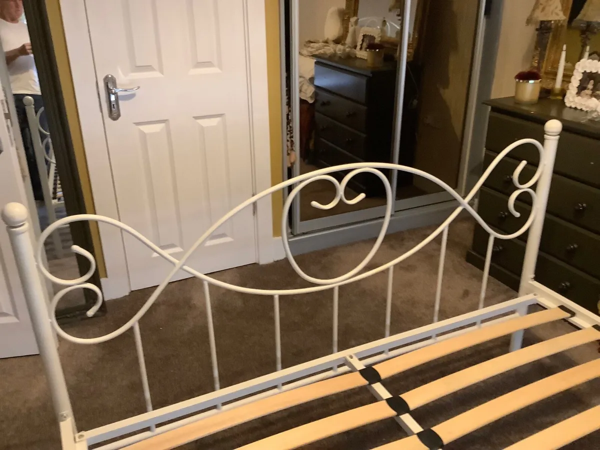 King size (5’) white metal bedframe - Image 1