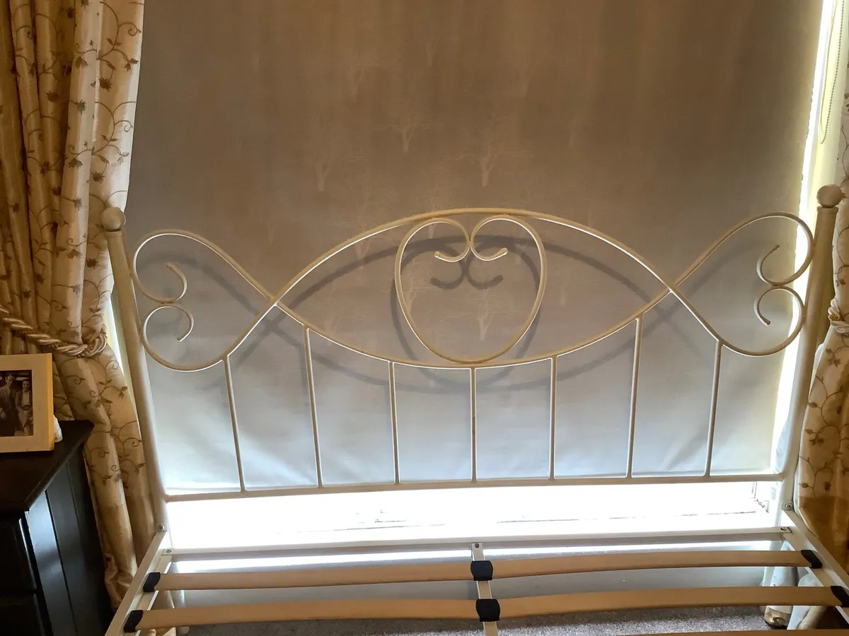 King size (5’) white metal bedframe - Image 2