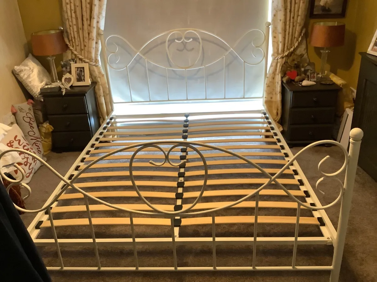 King size (5’) white metal bedframe - Image 3