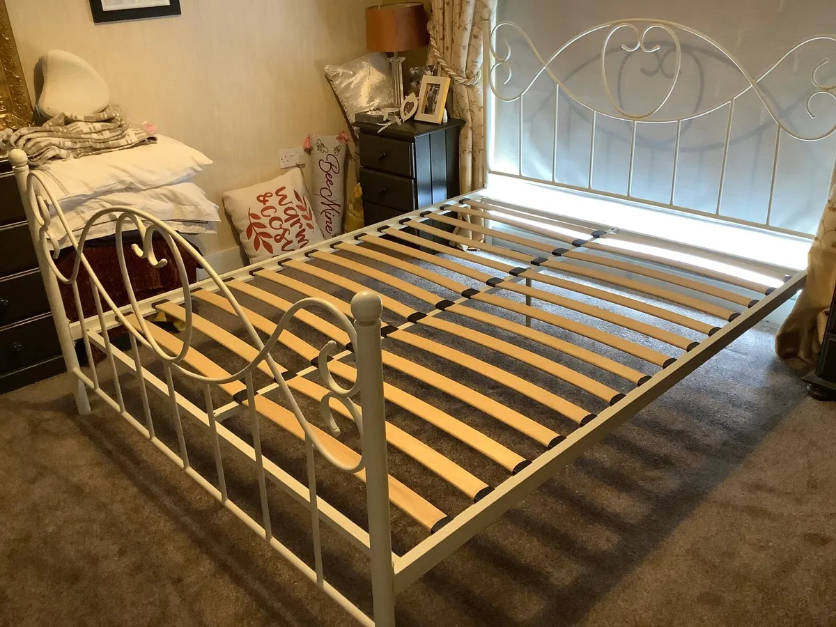 King size (5’) white metal bedframe - Image 4