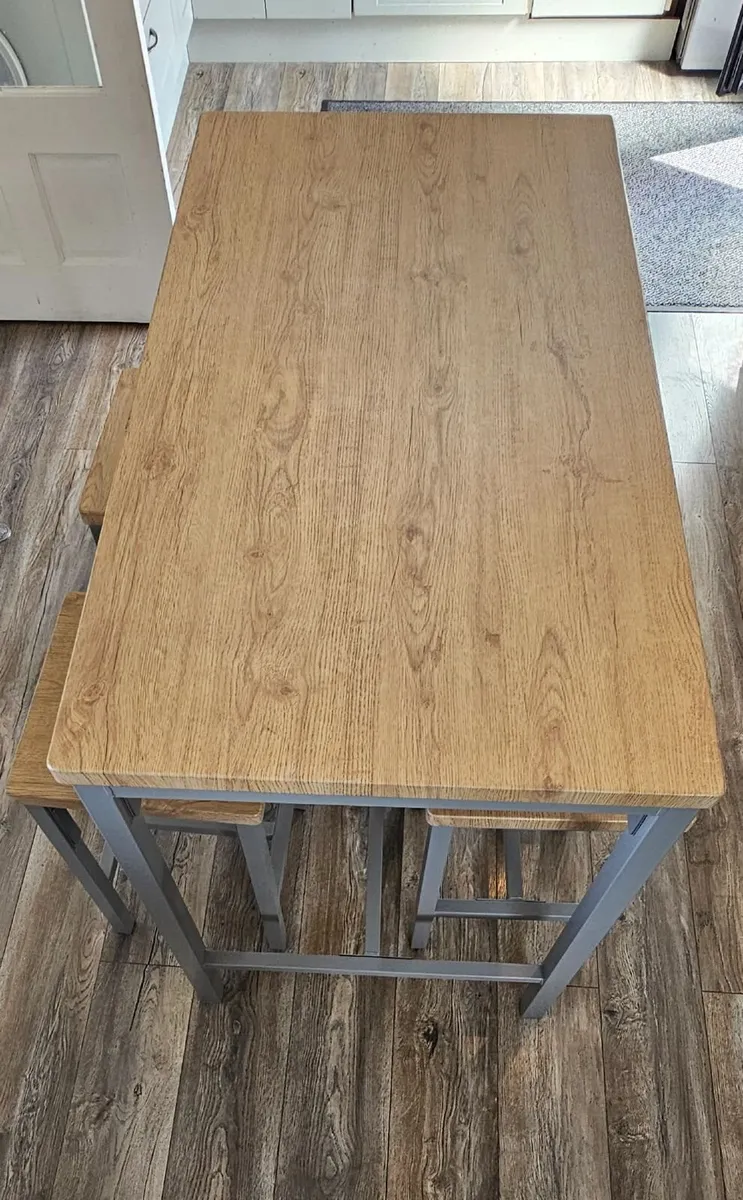 Kitchen Bar Table and 4 Bar Stools - Image 3