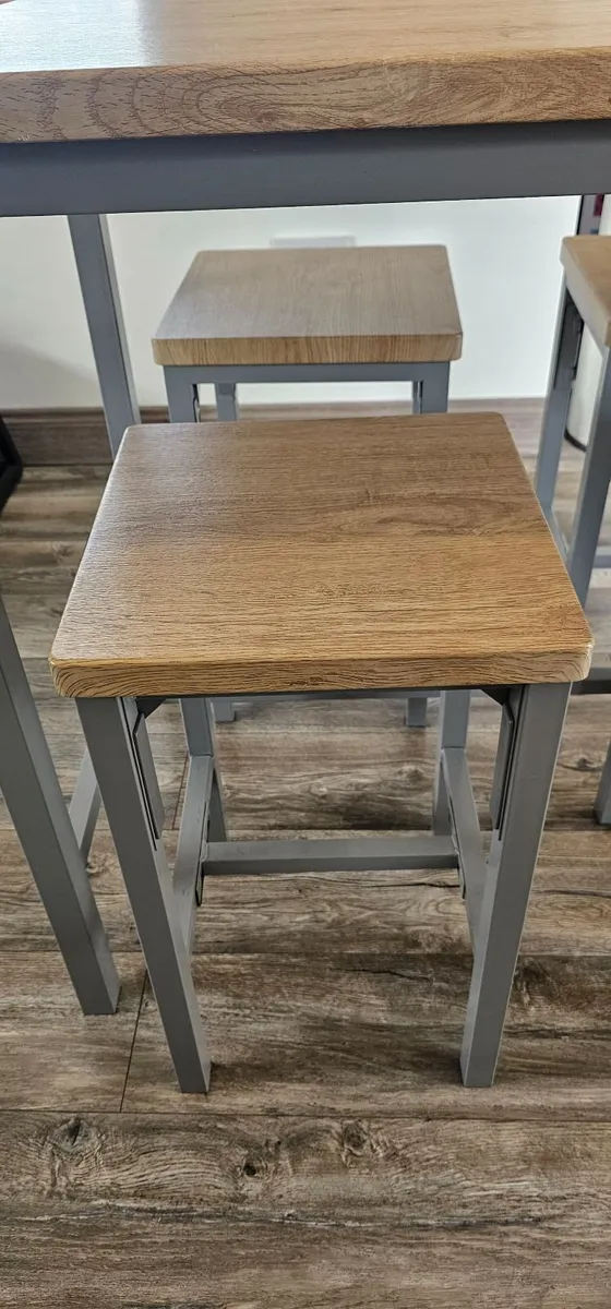 Kitchen Bar Table and 4 Bar Stools - Image 4