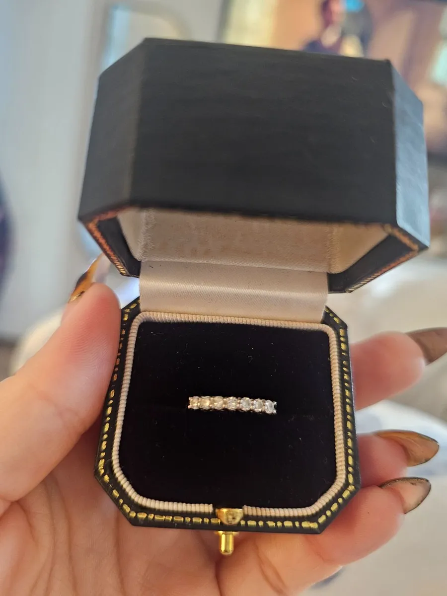 18ct Diamond eternity ring size J - Image 4
