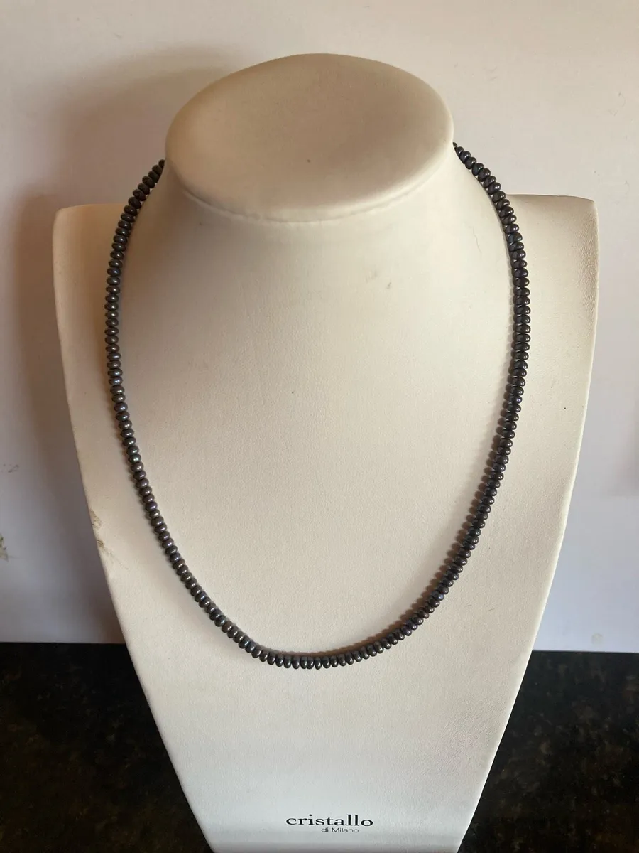 Purple iridescent pearls with silver clasp - Image 1
