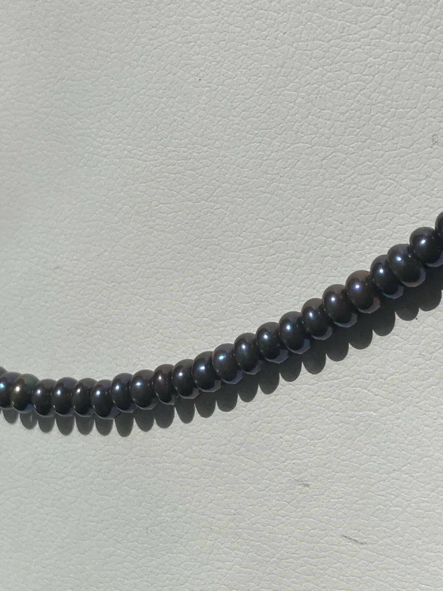 Purple iridescent pearls with silver clasp - Image 2