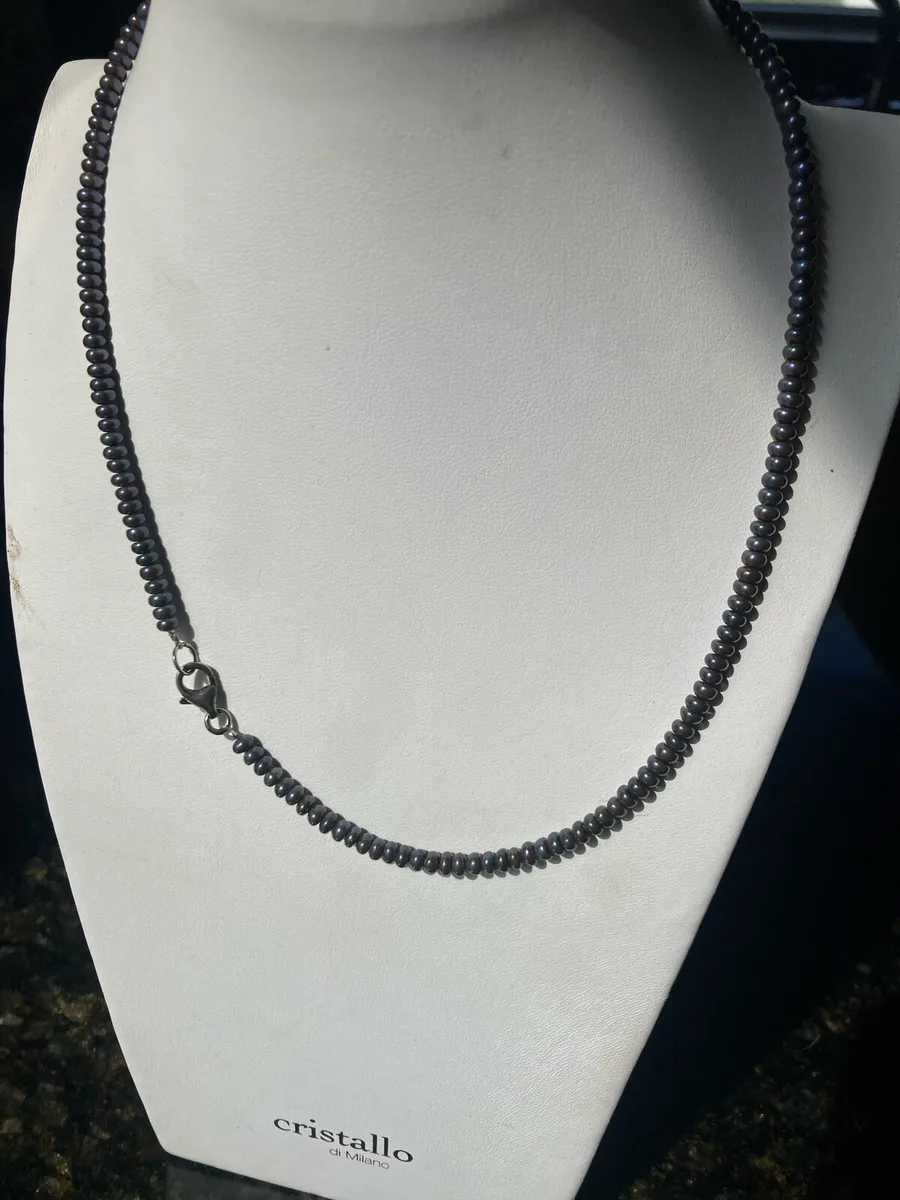 Purple iridescent pearls with silver clasp - Image 3