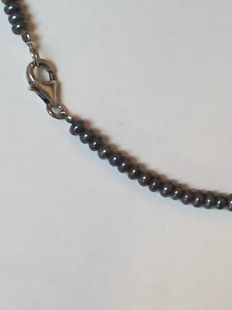 Purple iridescent pearls with silver clasp - Image 4