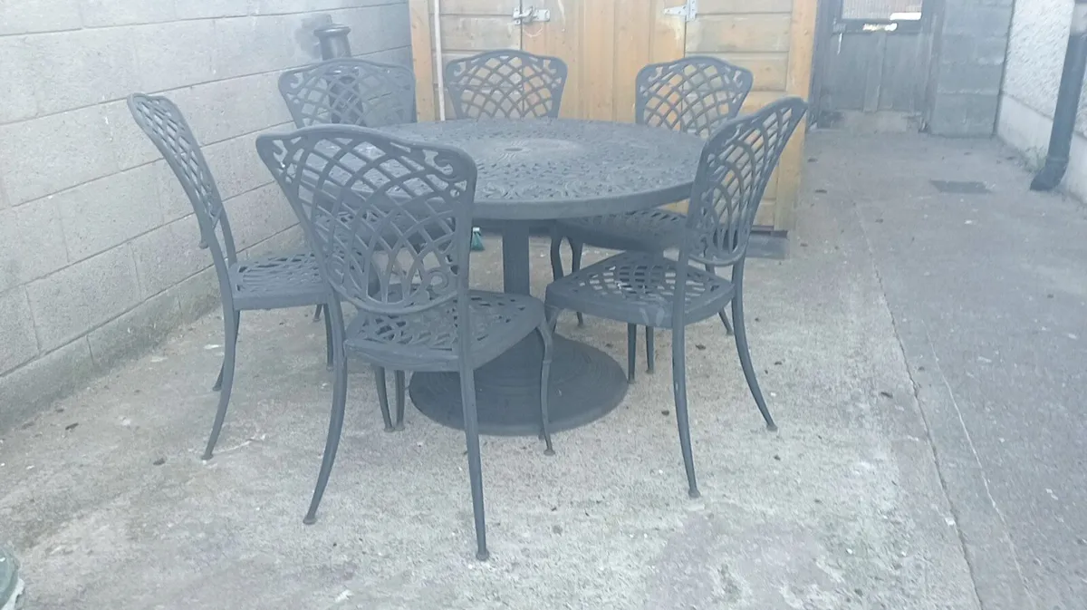 Garden furniture - Image 1