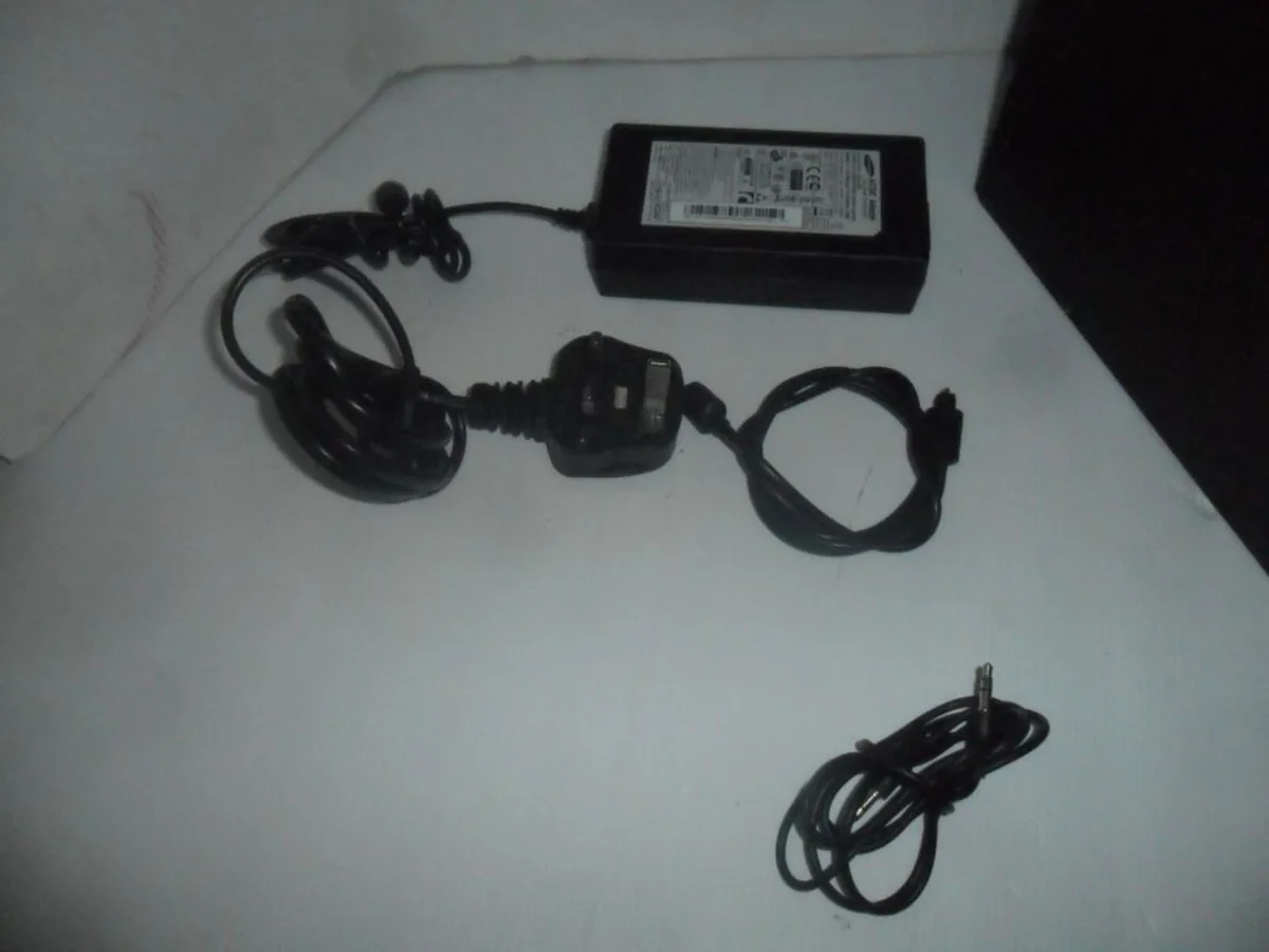 Samsung sound bar with sub - Image 3