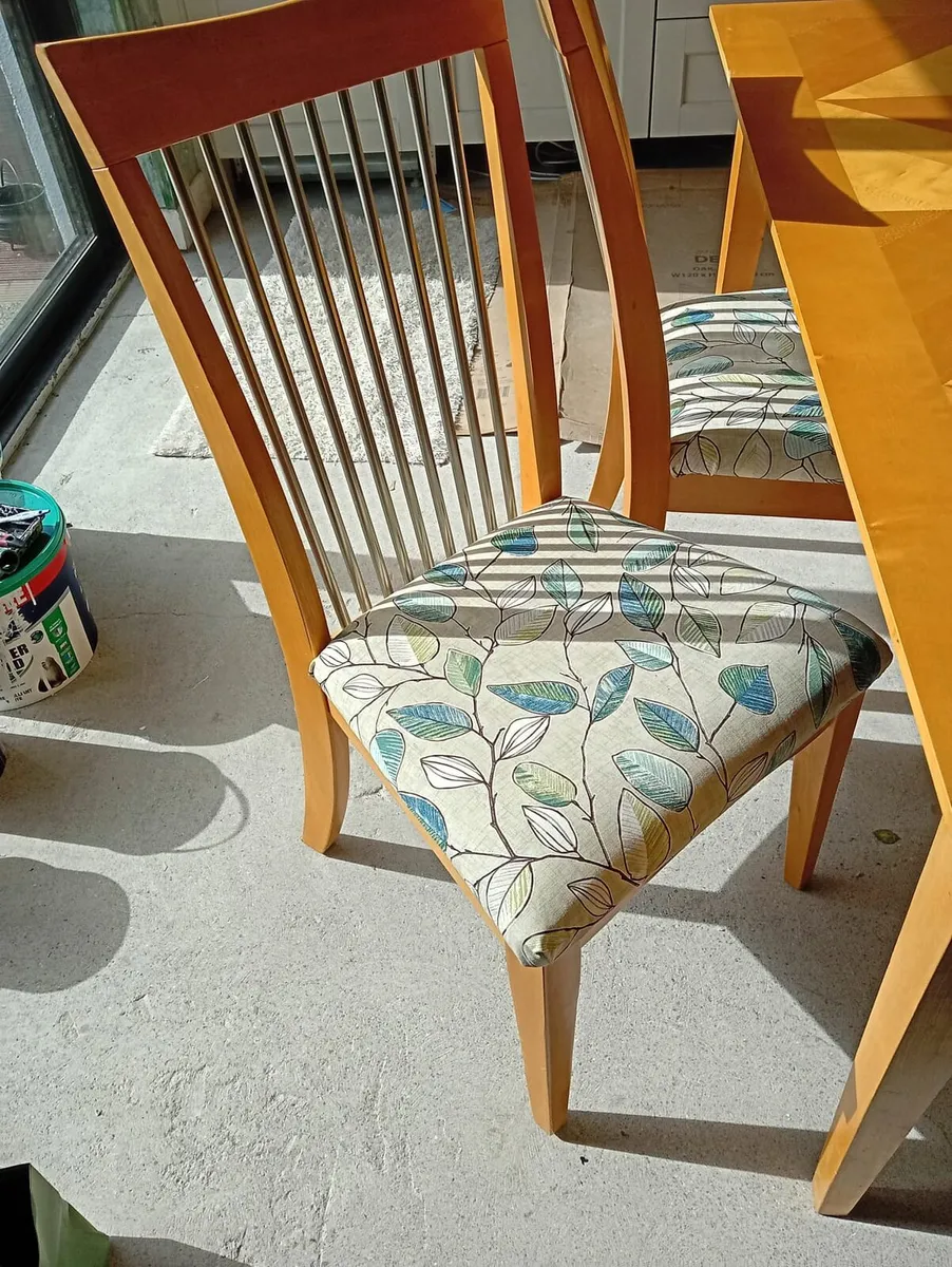 Modern dining table and chairs - Image 3