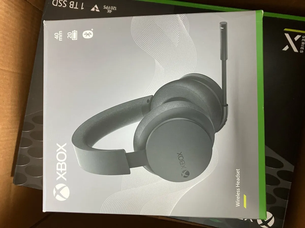 Xbox series x plus accessories - Image 3