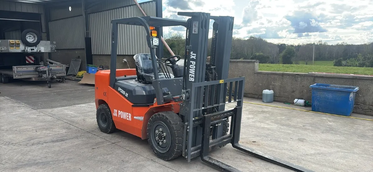 3.5 ton diesel forklift - Image 1