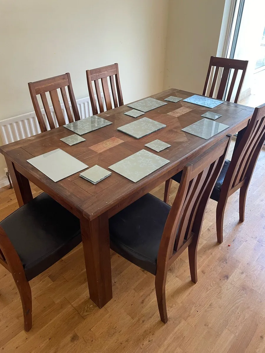 Table and chairs - Image 1
