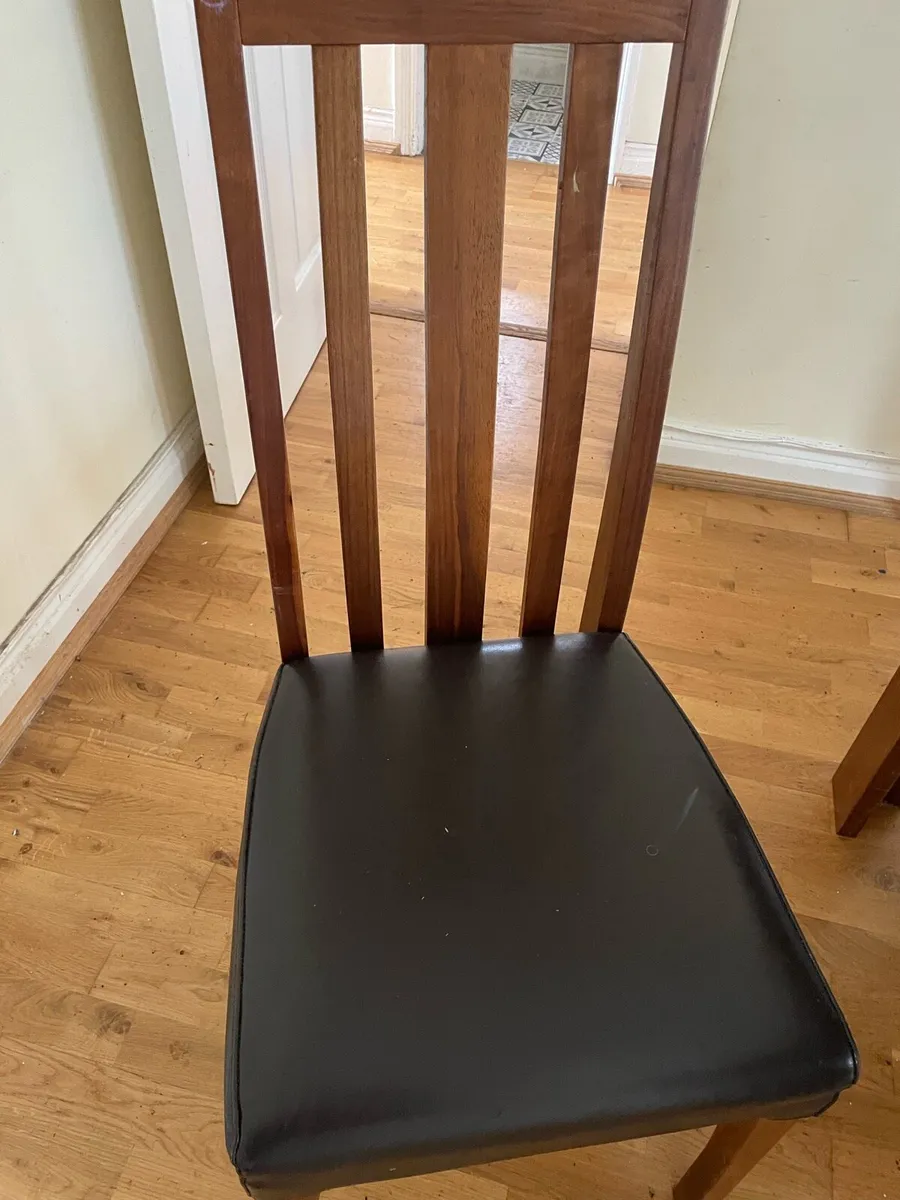 Table and chairs - Image 2