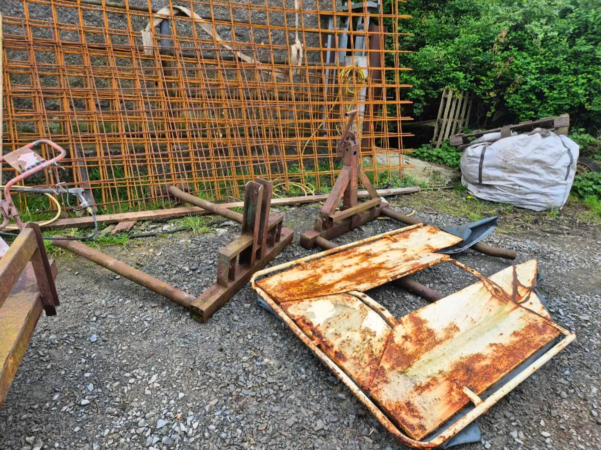 Bale lifters - Image 1