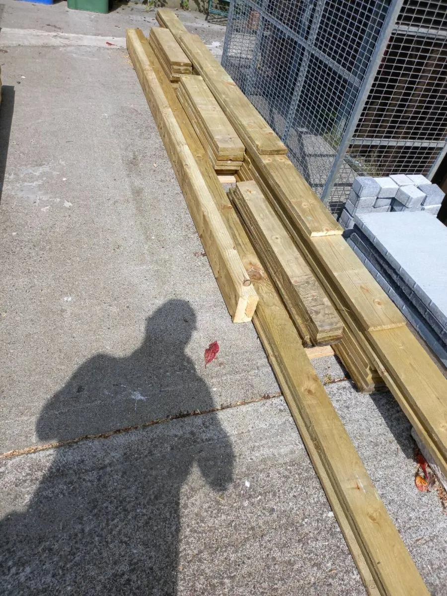 Bundle of treated timber - Image 4