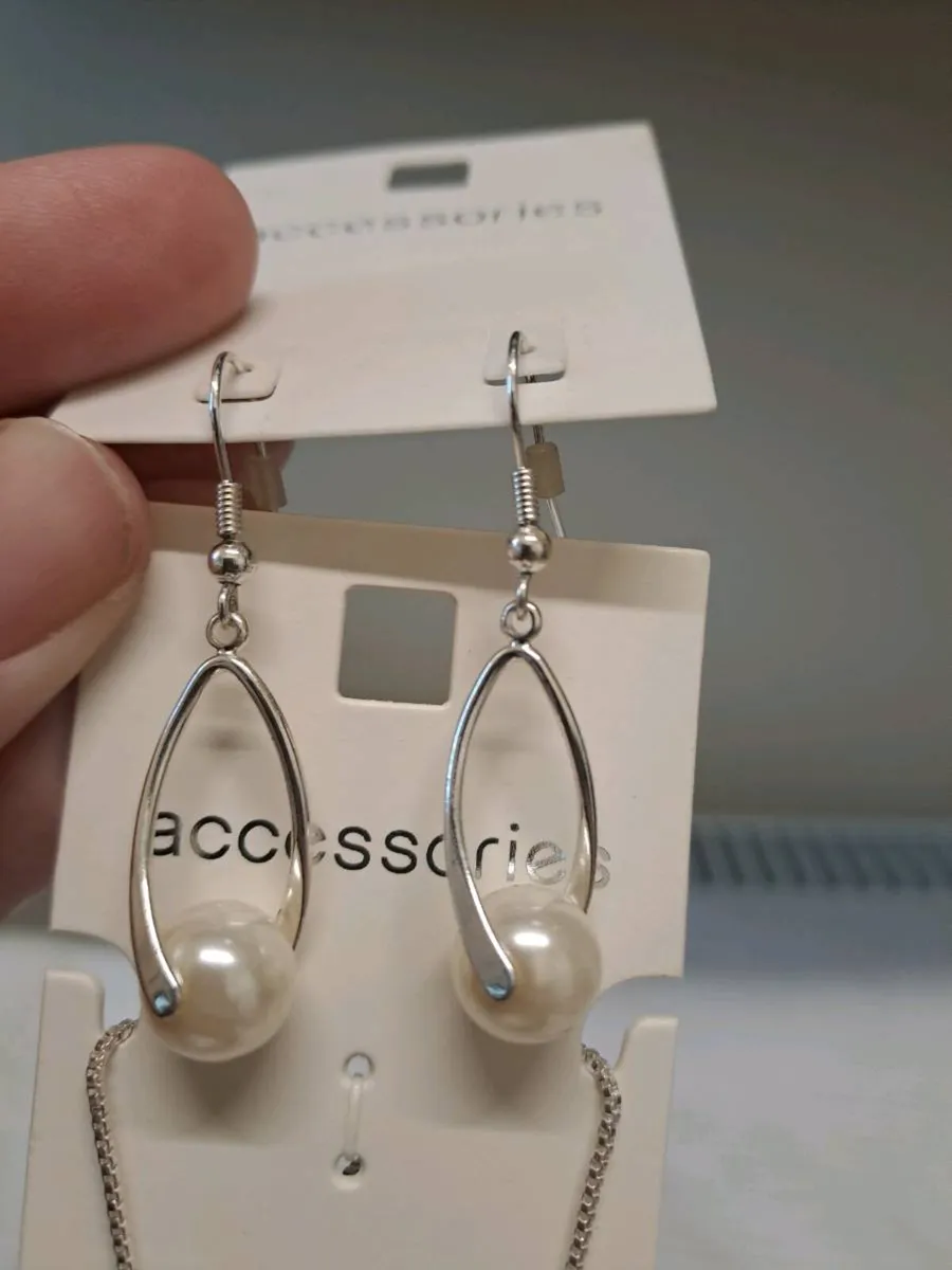 Silver Tone Necklace Pearl Drop Earrings Set New - Image 3