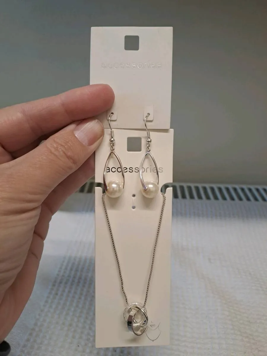 Silver Tone Necklace Pearl Drop Earrings Set New - Image 1