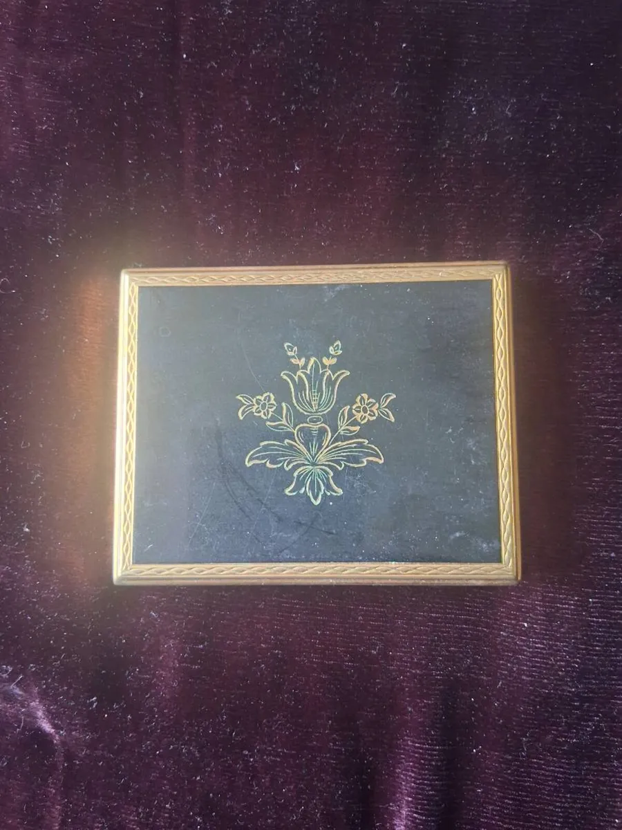 Powder compacts - Image 2