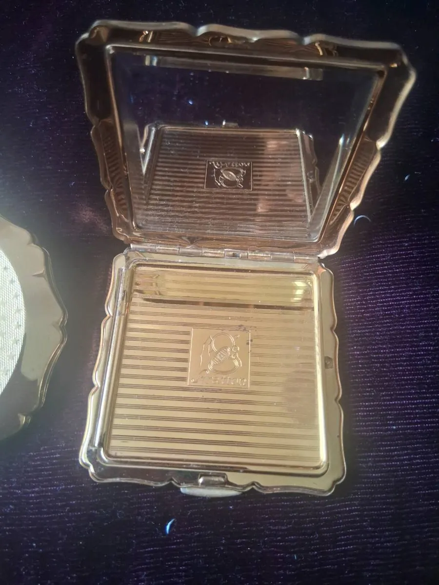 Powder compacts - Image 3