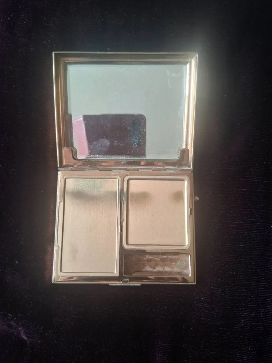 Powder compacts - Image 1