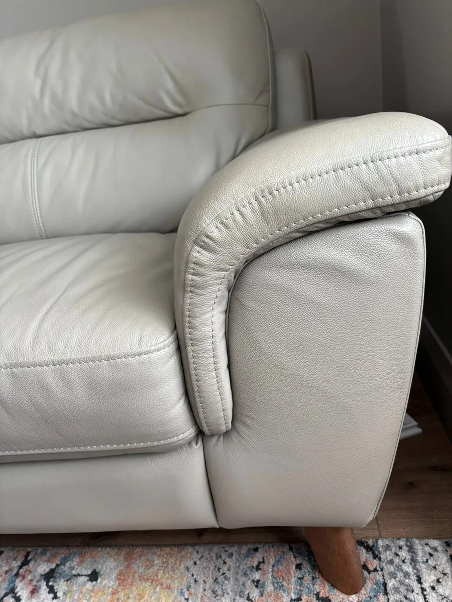 Leather couch - Image 4