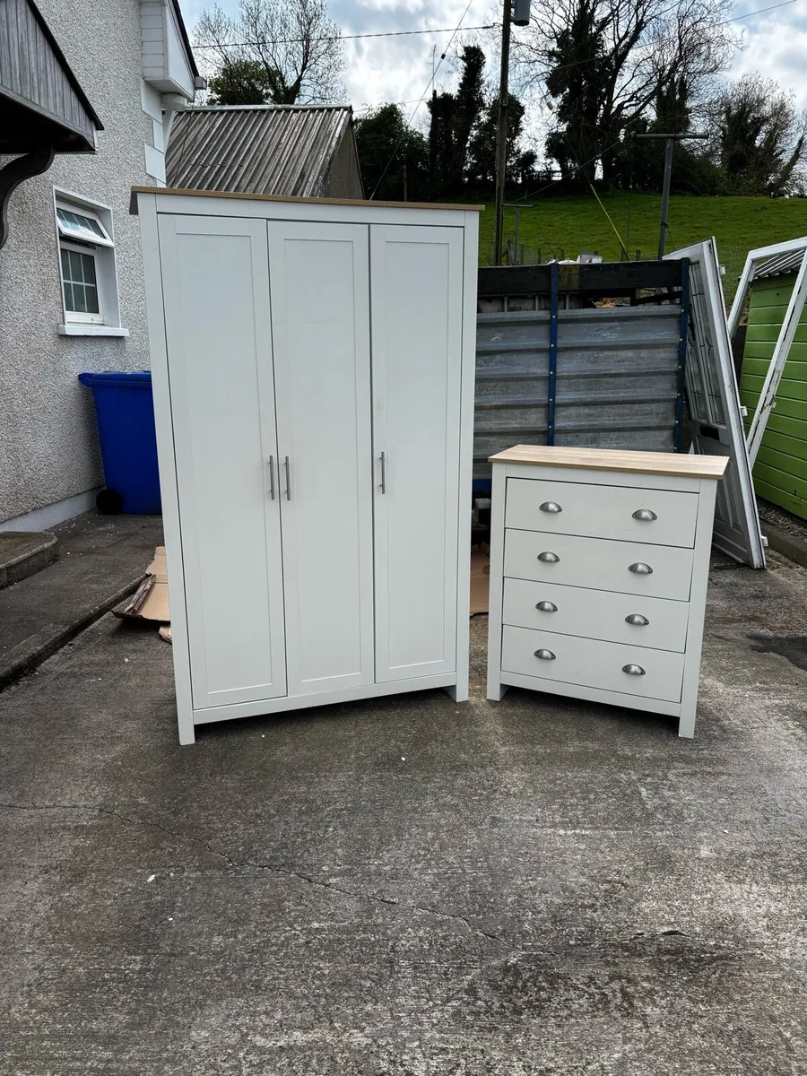 Wardrobe and chest of drawers - Image 1
