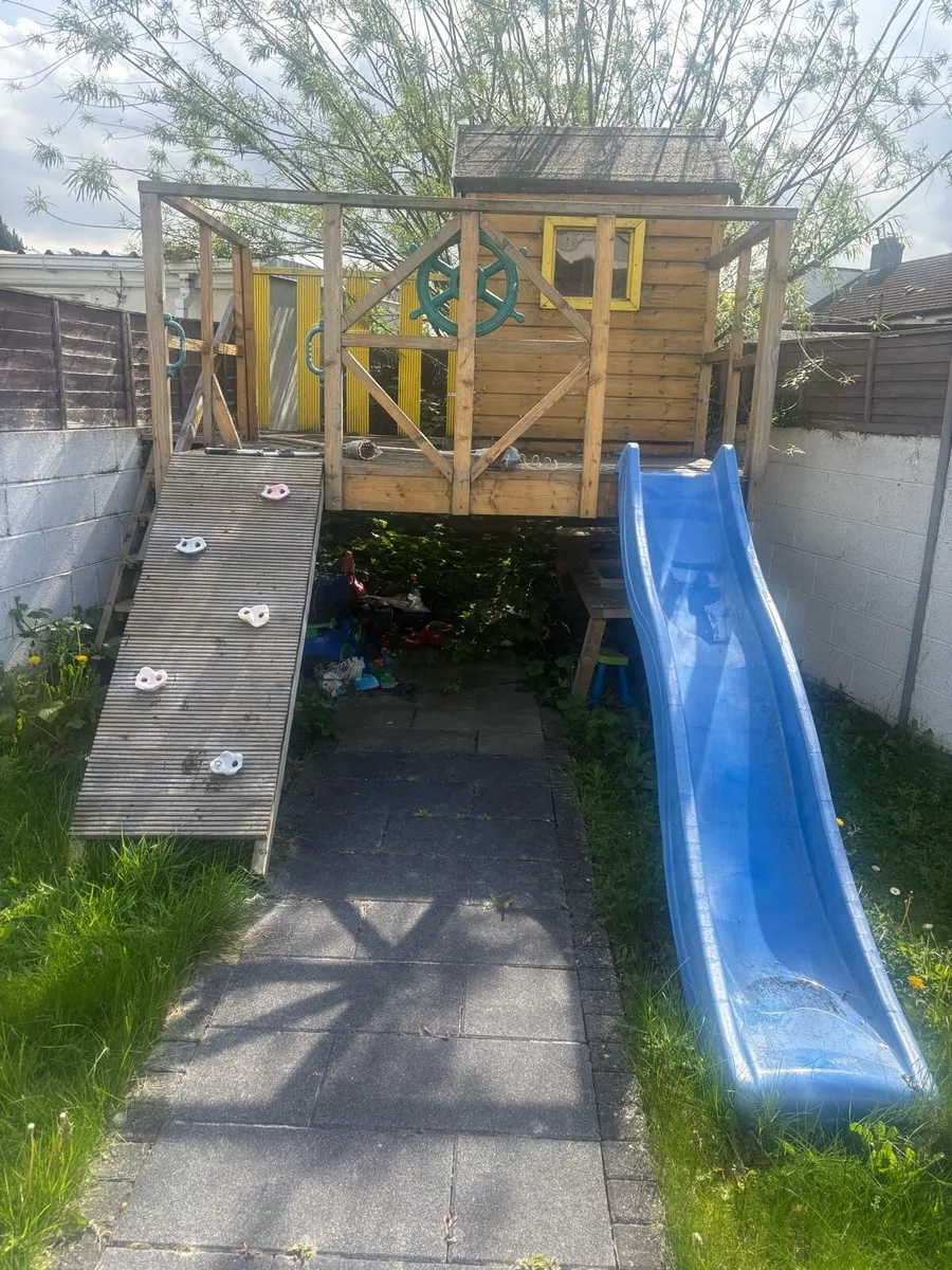 Treehouse with slide and climbing frame - Image 1